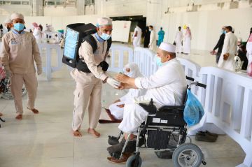 كيف يقف القائم بجوار الجالس على الكرسي في الصلاة؟.. دار الإفتاء تجيب كيف يقف القائم بجوار الجالس على الكرسي في الصلاة؟.. دار الإفتاء تجيب