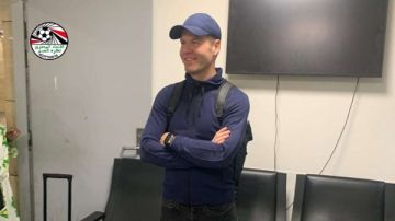 وصول طاقم الحكام الهولندي لمباراة الأهلي وبيراميدز