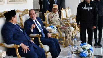 الرئيس السيسي ونظيرة الأندونيسي في جولة بـ الأكاديمية العسكرية .. صور