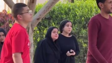 الوداع الأخير.. زوجة إبراهيم شيكا تنهار من البكاء أثناء تشييع جنازته