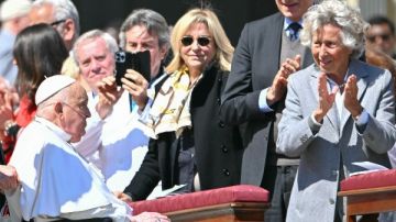 شاهد.. الظهور الأول لـ بابا الفاتيكان في ساحة القديس بطرس منذ خروجه من المستشفى