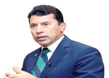 وزير الرياضة يهنئ أبطال وبطلات الاسكواش بتحقيق لقب بطولة العالم في باكستان