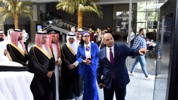 شركات سعودية في جولة تفقدية بمركز خدمات المستثمرين صور