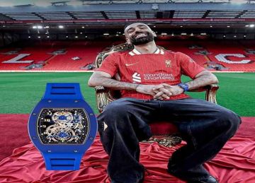  30 قطعة حول العالم .. تفاصيل ساعة محمد صلاح التي ارتداها أثناء تجديد عقده مع ليفربول