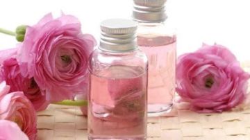 أول مرة تسمعي عنها.. طرق غير معروفة لاستخدام ماء الورد للبشرة والجسم