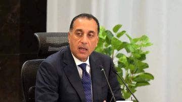 رئيس الوزراء يتفقد محطة الزعفرانة لطاقة الرياح برأس غارب