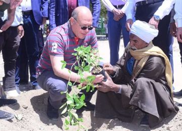 رئيس جامعة سوهاج يشارك في أعمال تنفيذ مبادرة 100 مليون شجرة رئيس جامعة سوهاج يشارك في أعمال تنفيذ مبادرة 100 مليون شجرة