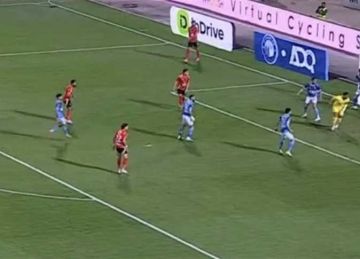 مرور 25 دقيقة: سيطرة وتبديل اضطراري لـ الأهلي.. وتصديات دفاعية من بيراميدز