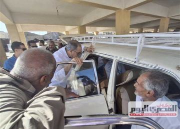 رئيس مدينة الغردقة يتابع تطبيق تعريفة الأجرة الجديدة خلال جولة بموقف سيارات الأقاليم