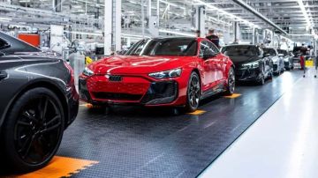 الرسوم الجمركية تجبر العديد من شركات صناعة السيارات على إيقاف شحناتها لأمريكا