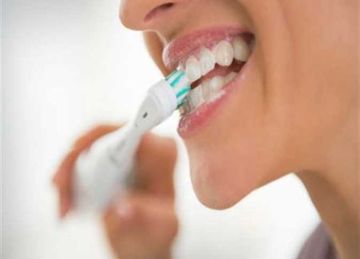 بتغسل أسنانك؟ .. 7 أخطاء يجب تجنبها أثناء التنظيف بالفرشاة (إهمال لسانك)  بتغسل أسنانك؟ .. 7 أخطاء يجب تجنبها أثناء التنظيف بالفرشاة (إهمال لسانك)
