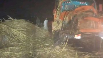 دون إصابات.. تصادم بين جرار قصب وسيارة دقيق بمحور الشهيد باسم فكرى بقنا شاهد