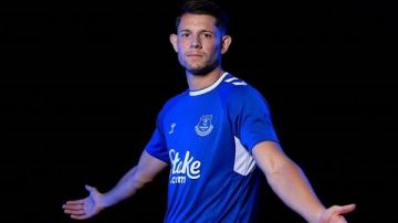 نادي إيفرتون يصدر بيانا بشأن التهديدات التي طالت لاعبه جيمس تاركوفسكي وعائلته