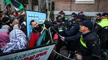 الشرطة الهولندية تفرق اعتصاما طلابيا مؤيدا لفلسطين في جامعة أمستردام