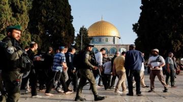 بحماية شرطة الاحتلال.. مستوطنون متطرفون يقتحمون الأقصى المبارك بحماية شرطة الاحتلال.. مستوطنون متطرفون يقتحمون الأقصى المبارك