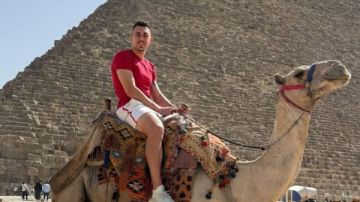 جراديشار لاعب الأهلي في رحلة للأهرامات.. شاهد