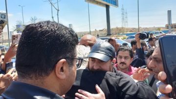 الحزن يكسو وجه نضال الشافعي في جنازة زوجته الحزن يكسو وجه نضال الشافعي في جنازة زوجته