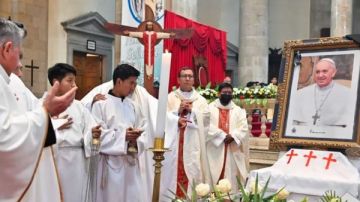 الفاتيكان ينشر أول صور للبابا فرانسيس في نعشه الفاتيكان ينشر أول صور للبابا فرانسيس في نعشه