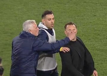 رسميا.. إيقاف جوزيه مورينيو بعد الاعتداء على مدرب جالطة سراي رسميا.. إيقاف جوزيه مورينيو بعد الاعتداء على مدرب جالطة سراي