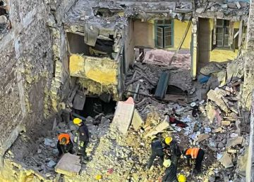 البحث مستمر عن مفقودين تحت الأنقاض.. النيابة تعاين عقار الإسكندرية المنهار (صور)