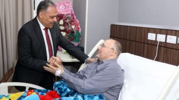 محافظ الشرقية يزور وكيل وزارة التموين عقب إجرائه عملية جراحية