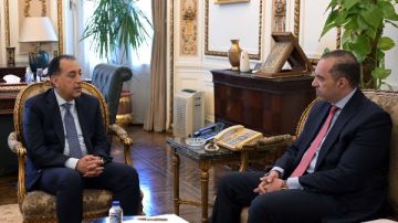 رئيس الوزراء يستعرض عددا من الملفات المهمة لمناقشتها عبر الحوار الوطني رئيس الوزراء يستعرض عددا من الملفات المهمة لمناقشتها عبر الحوار الوطني