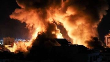 13 غارة أمريكية على الحديدة.. وأنباء عن وفاة 80 شخصا في ميناء رأس عيسى 13 غارة أمريكية على الحديدة.. وأنباء عن وفاة 80 شخصا في ميناء رأس عيسى