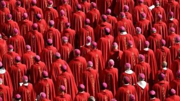 بعد دفنه في جنازة مهيبة.. الأنظار تتجه إلى خليفة البابا فرنسيس