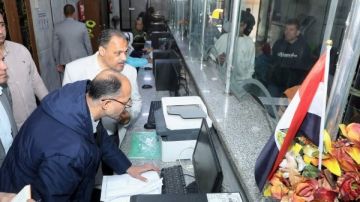 محافظ الشرقية يتفقد المركز التكنولوجي بالزقازيق لمتابعة طلبات التصالح