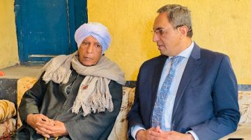 محافظ قنا يقدم واجب العزاء فى شهيد الواجب محمود عبد الصبور بقرية دنفيق