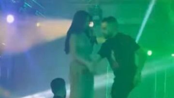 فيديو صادم شاب يقتحم حفل سيرين عبدالنور رغم محاولات الأمن لإيقافه فيديو صادم شاب يقتحم حفل سيرين عبدالنور رغم محاولات الأمن لإيقافه