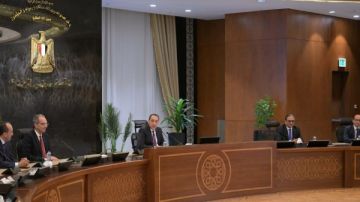 رغم تقلبات الدولار.. رسالة طمأنة من رئيس الوزراء بشأن ارتفاع الأسعار