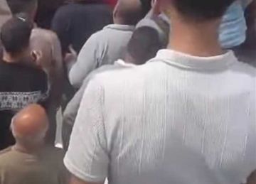 سقوط طفلين من أعلى كوبري مشاه بالعامرية غرب الإسكندرية.. وشهود عيان يتهمون الأم (صور)