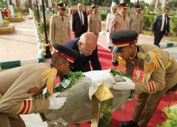 محافظ القاهرة يضع إكليلا من الزهور على مقابر شهداء المنطقة العسكرية بالخفير محافظ القاهرة يضع إكليلا من الزهور على مقابر شهداء المنطقة العسكرية بالخفير