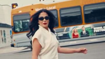 أشتهي الكنافة في الخارج.. منى زكي توجه رسالة من لوس أنجلوس