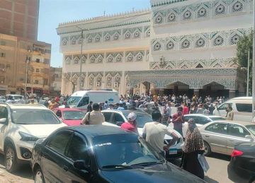 الآلاف يشيعون جثمان طبيب الإسماعيلية وزوجته (صور)