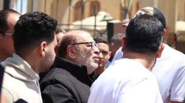 دموع وكلمات مؤثرة .. صلاح عبدالله يودع صديق عمره سليمان عيد