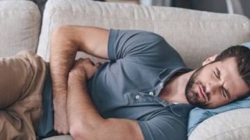 بعد الأكلات الدسمة.. مشروبات طبيعية تخلصك من غازات البطن