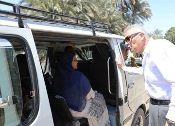 محافظ أسوان يستوقف عددا من سيارات الأجرة للاستفسار عن التعريفة الجديدة محافظ أسوان يستوقف عددا من سيارات الأجرة للاستفسار عن التعريفة الجديدة