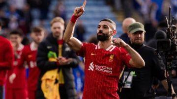 محمد صلاح يحتفل مع الجماهير بعد فوز ليفربول على ليستر سيتي محمد صلاح يحتفل مع الجماهير بعد فوز ليفربول على ليستر سيتي