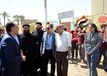 رئيس الوزراء يتوقف بالركاب أثناء توجهه لتفقد مستشفى منفلوط لإلقاء التحية على المعلمين والطلاب