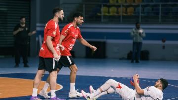 الأهلي يهزم الزمالك ويتوج بلقب كأس مصر لكرة اليد الأهلي يهزم الزمالك ويتوج بلقب كأس مصر لكرة اليد