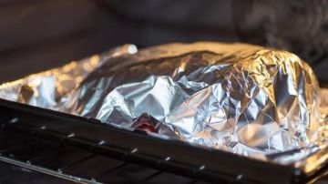 صحتك في خطر.. لماذا يجب أن تتوقف فورا عن تغليف الطعام بورق الألومنيوم؟