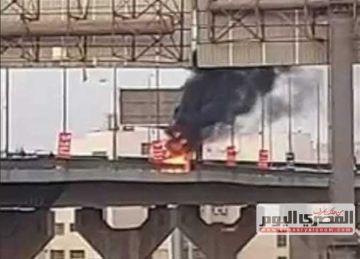 حريق هائل يلتهم سيارة نقل محملة بالبضائع على الطريق الزراعي بسوهاج