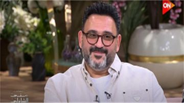 رقص مثل البطريق وأغنيه تيجي نسيب.. أبرز تصريحات أكرم حسني مع منى الشاذلي