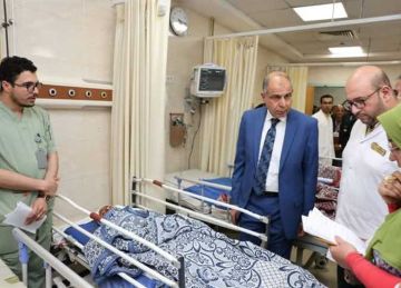 محافظ المنيا يزور المصابين و يقرأ الفاتحة على أرواح ضحايا حادث تصادم ملوي (صور)