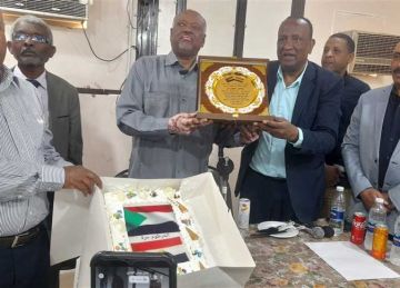 بتورته تحمل علمي مصر والسودان وعبارة الخرطوم حرة .. القنصل السوداني يستقبل وفدا شعبيا من أسوان بتورته تحمل علمي مصر والسودان وعبارة الخرطوم حرة .. القنصل السوداني يستقبل وفدا شعبيا من أسوان