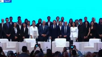 صورة جماعية للرئيس الفرنسي في ختام ملتقي فاعليات الجامعات المصرية الفرنسية