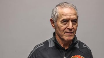 بعد قذف كولر بزجاجات المياه .. إعلامي يهاجم جماهير الأهلي : هو دا رد الجميل