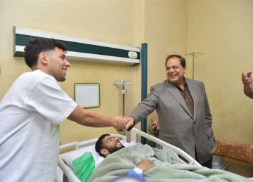 محمد أبو العنين يزور القندوسي في المستشفي بعد تعرضه للإصابة
